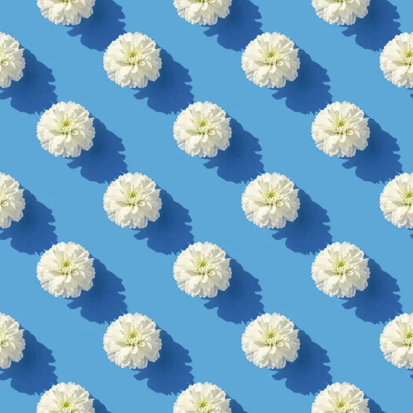 Mavi Arka Planda Beyaz Çiçekli Fotoğraf Deseni Kusursuz Desen — Stok fotoğraf
