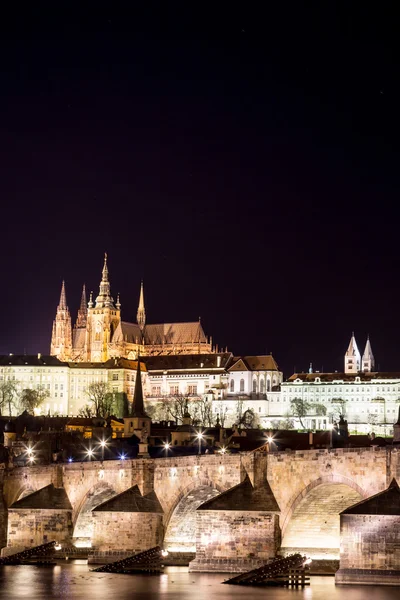 Prag Kalesi ve Charles Köprüsü — Stok fotoğraf