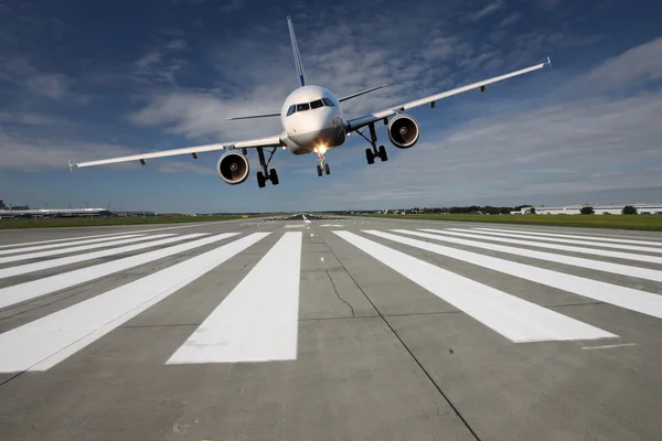 Aircraft low over the runway — Stock Photo, Image