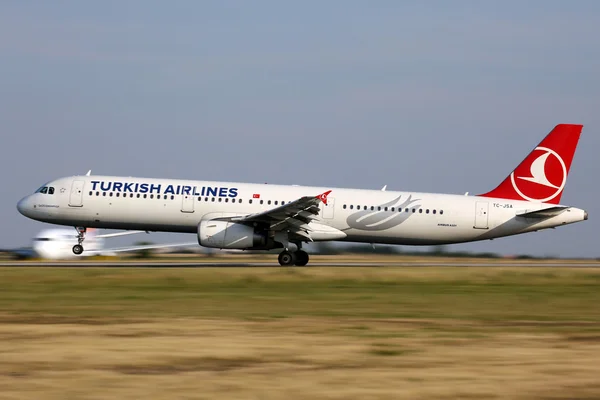 LINHAS AÉREAS TURQUISTAS Fotos De Bancos De Imagens