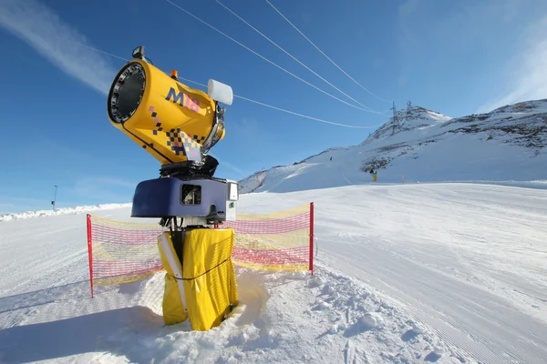 Verschneite Winteralpen — Stockfoto