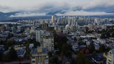 Bulutlu bir akşamda şehir merkezinde ve mahallede Vancouver 'ın hava manzarası