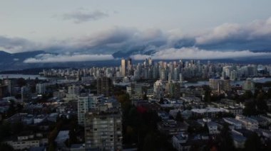 Bulutlu bir akşamda Vancouver 'ın İHA çekimi