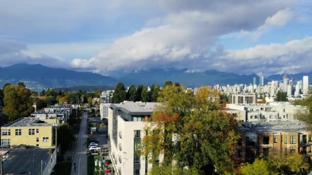 Arka Planda Bir Şehir Merkeziyle Vancouver Mahallesi Üzerinde — Stok video