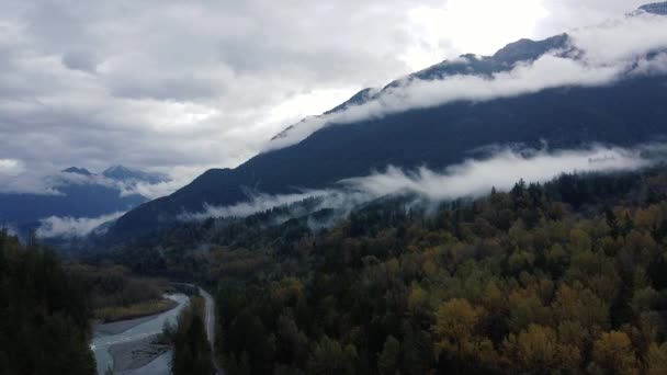 Aerial Őszi Kanadai Erdő Hegyek Alacsony Felhők Folyó Közelében — Stock videók