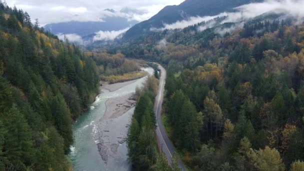 Letecký Pohled Podzimní Les Řeku Kanadském Údolí Nízkými Mraky — Stock video