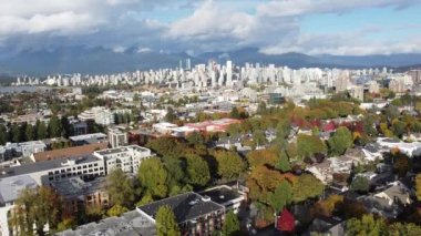 Sonbaharda güneşli bir günde Vancouver 'ın şehir merkezindeki hava manzarası