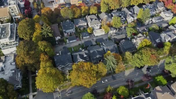 Vuela Sobre Las Casas Vancouver Con Árboles Verdes Naranjos Rojos — Vídeo de stock
