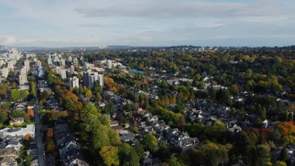 Güneşli Bir Günde Turuncu Yeşil Ağaçlı Vancouver Evlerinin Hava Manzarası — Stok video