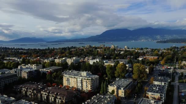 Luchtfoto Van Vancouver Huizen Met Sinaasappel Groene Bomen Schepen Zonnige — Stockvideo