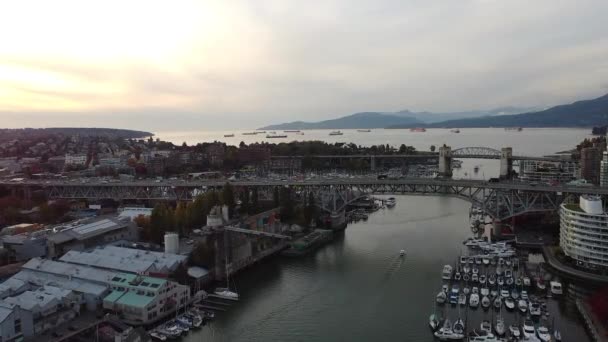 Drone Shot Van Bruggen Vancouver Een Zonsondergang Met Boten Kreek — Stockvideo