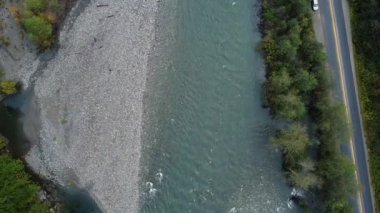 Somonların aktığı vahşi nehir manzarası ve Kanada 'da küçük yol