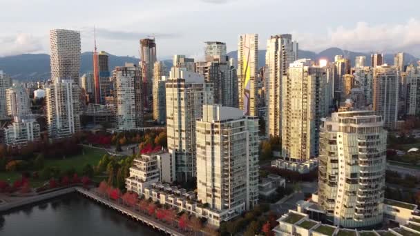 Vancouver Sonbaharın Tepeden Aşağı Manzaralı Kırmızı Yeşil Ağaçlı Şehir Merkezindeki — Stok video