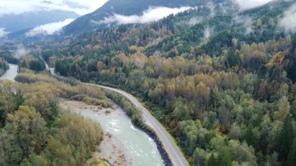 Letecký Pohled Podzimní Les Divokou Řeku Malou Silnici Kanadě Oblačného — Stock video