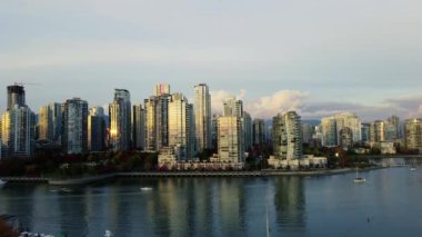 Vancouver şehir merkezinde gün batımında altın bir ışıkla ve devrilen ağaçlarla