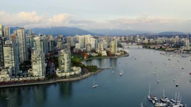 Vancouver şehir merkezinde ve sonbaharda renkli ağaçlarla marinada insansız hava aracı görüntüsü.