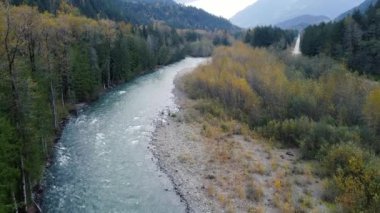 Vadinin havadan görünüşü, ortasında sarı ağaçlar ve nehir var.