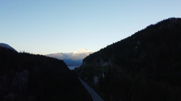 Flygfoto Över Motorvägen Dalen Mellan Bergen — Stockvideo