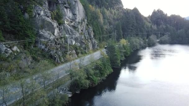 Hora Dálnice Autobusem Náklaďákem Jezero Pravé Straně — Stock video