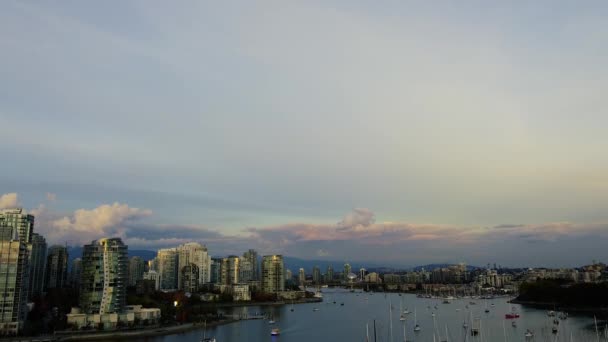 Vancouver Centro Con Nubes Yates Una Hermosa Noche — Vídeo de stock