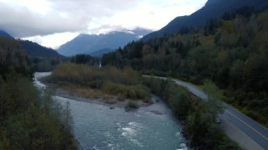 Sonbaharda Kanada 'daki vahşi nehrin havadan görünüşü