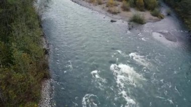 Sonbaharda Kanada 'da nehir akıntılarının insansız hava aracı çekimi