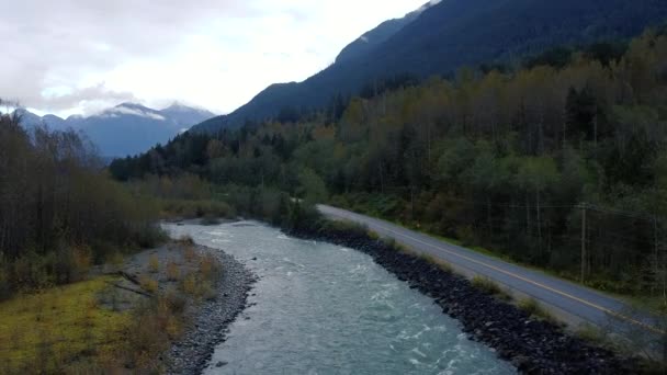 Vue Haut Vers Bas Rivière Sauvage Avec Rapides Route Adjacente — Video