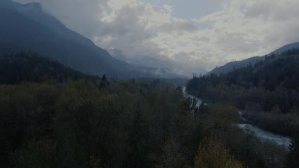 Vista Aérea Las Montañas Canadienses Día Nublado Otoño — Vídeo de stock