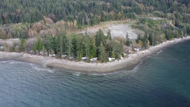 Blick Von Oben Auf Das Zelten Wald Und Meer Einem — Stockvideo