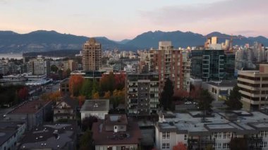 Vancouver 'ın insansız hava aracı açılış sahnesi inanılmaz bir gün batımı ışığında.
