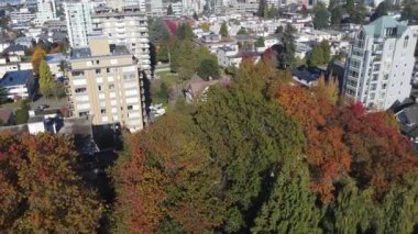 Vancouver 'daki bir düşüş sırasında küçük bir miras evinin tepeden aşağı manzarası