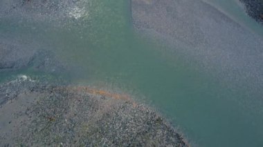 Somon balığının aktığı British Columbia 'daki temiz nehrin aşağı manzarası.