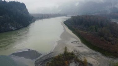 Kanada 'daki vahşi nehrin üzerinden uç, etrafındaki sonbahar ormanlarıyla.