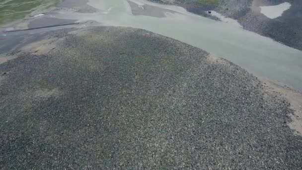 Vista Arriba Hacia Abajo Guijarros Río Limpio Salvaje Columbia Británica — Vídeos de Stock