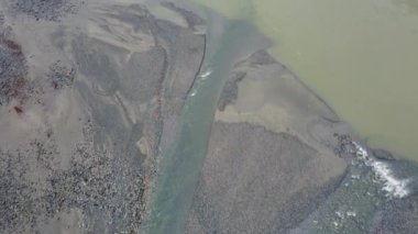 Somonların aktığı British Columbia 'daki temiz ve vahşi nehrin tepeden aşağı manzarası