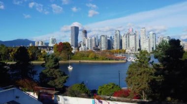 Vancouver şehir merkezinin ve kırmızı yeşil ağaçların insansız hava aracı görüntüleri