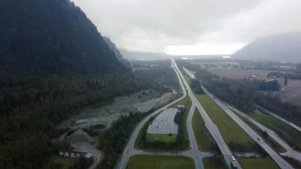 Widok Góry Pochmurną Autostradę Samochodami Góry Drzewami Lewej Stronie — Wideo stockowe