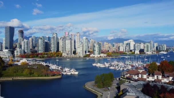 Vuela Hacia Centro Vancouver Día Soleado Con Árboles Coloridos — Vídeos de Stock
