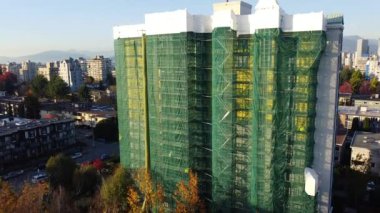 Vancouver 'ın açılış sahnesi güneşli bir günde inşaatın yanında uçarken.