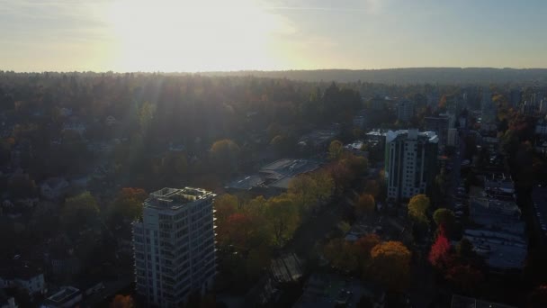 Letět nad kanadskou čtvrtí během západu slunce za krásného podzimního odpoledne