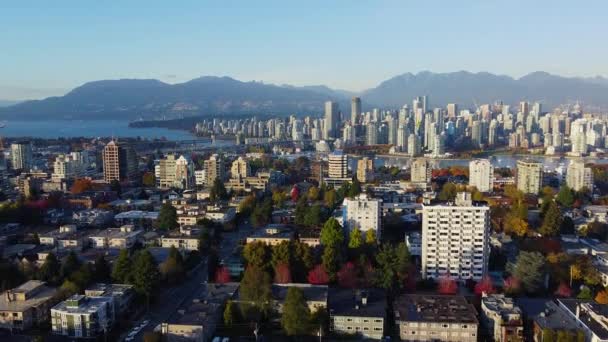 Terbang Menuju Vancouver Pusat Kota Pada Hari Yang Cerah Musim — Stok Video