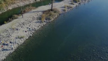 Somon ve balıkçılarla Kanada 'da nehrin üzerinden uçmak