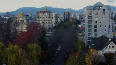 Vancouver mahallesinin üzerinden uç, şehir merkezini ve renkli ağaçları aç.