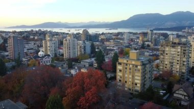 Vancouver Mahallesi 'nin ve derede bekleyen kargo gemilerinin hava görüntüleri.