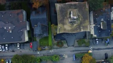 Sonbahar güneşli günlerinde Kanada 'nın tepeden aşağı manzaralı çatıları