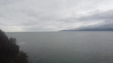 Bulutlu bir günde Vancouver yakınlarındaki durgun suların havadan görünüşü
