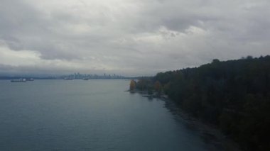 Uzak Kitsilano 'dan bulutlu bir günde şehir merkezindeki Vancouver' ın hava manzarası
