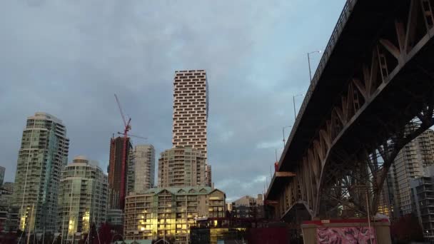 Vancouver Şehir Merkezi Inşaatı Gün Batımında Granville Köprüsü Sağda — Stok video