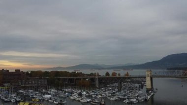 Vancouver 'daki köprünün arka planda kargo gemileriyle görüntüsü.