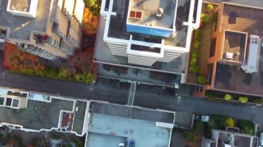 Güneşli bir günde Kuzey Amerika 'daki evlerin ve sokakların tepeden aşağı manzarası